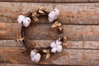 ΣΤΕΦΑΝΙ ΞΥΛΙΝΟ ΜΕ 4 ΑΝΘΗ ΒΑΜΒΑΚΙΟΥ 23CM