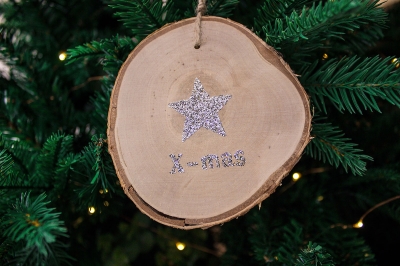 χρ.στολιδι φετα φυσικο ξυλο αστερι ασημενιο glitter 7-9cm