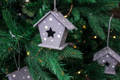 χρ.στολιδι σπιτακι γκριζο με αστερι λευκο πουα