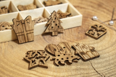 χρ. ξυλινα μοτιφ μινιατουρες δωρα 27τεμ φυσικα 10.5cm