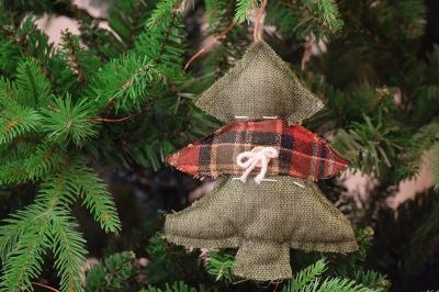 χρ. στολιδι ελατο μαξιλαρακι καρω με φιογκο-κουμπι 18cm