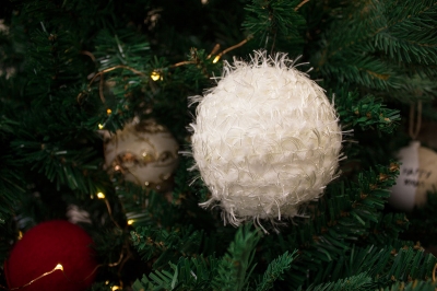 μπαλες χρ.λευκες χνουδωτες 10cm s/2