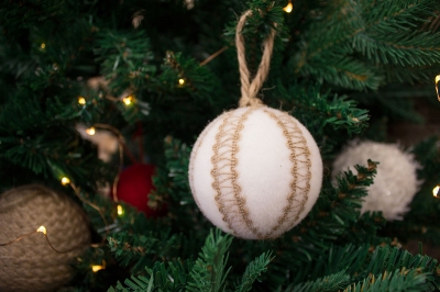 μπαλες χρ. λευκες γιουτα καθετα 8cm s/3